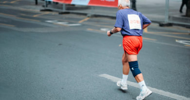 anziano corre durante maratona