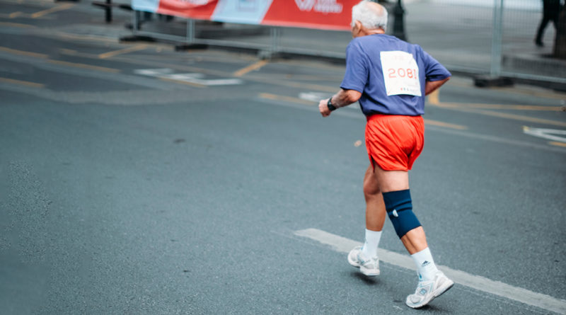 anziano corre durante maratona