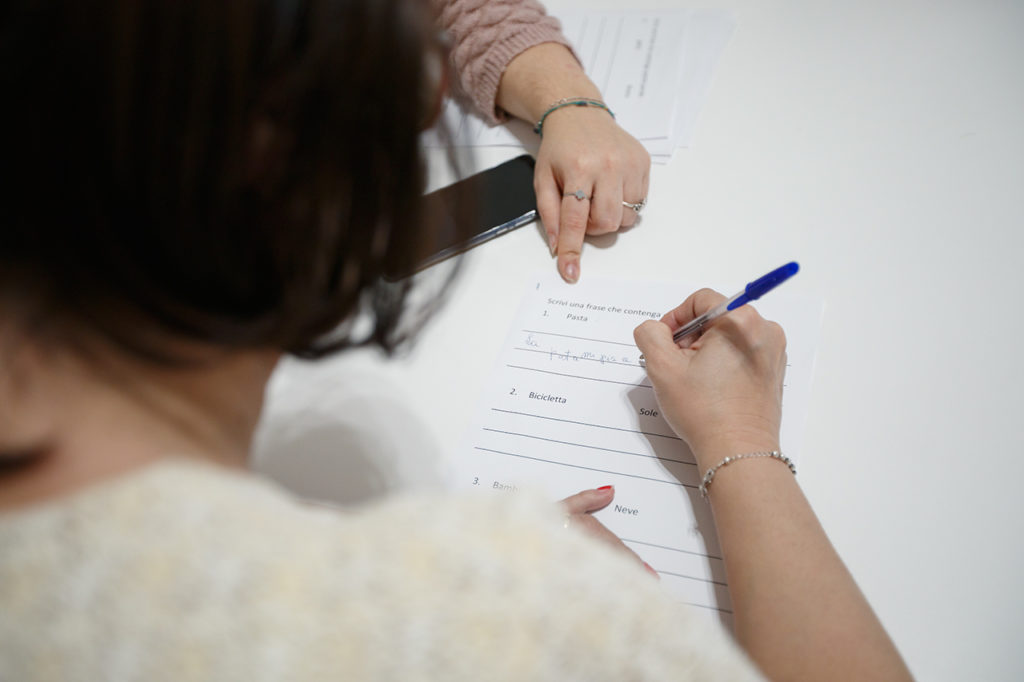 Operatore e utente durante un'attività semplice svolta con carta e penna