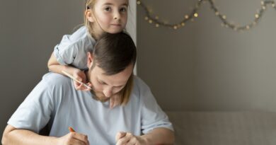 padre e figlia che spendono del tempo insieme colorando