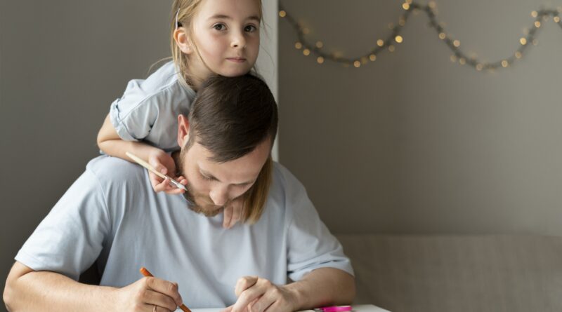 padre e figlia che spendono del tempo insieme colorando