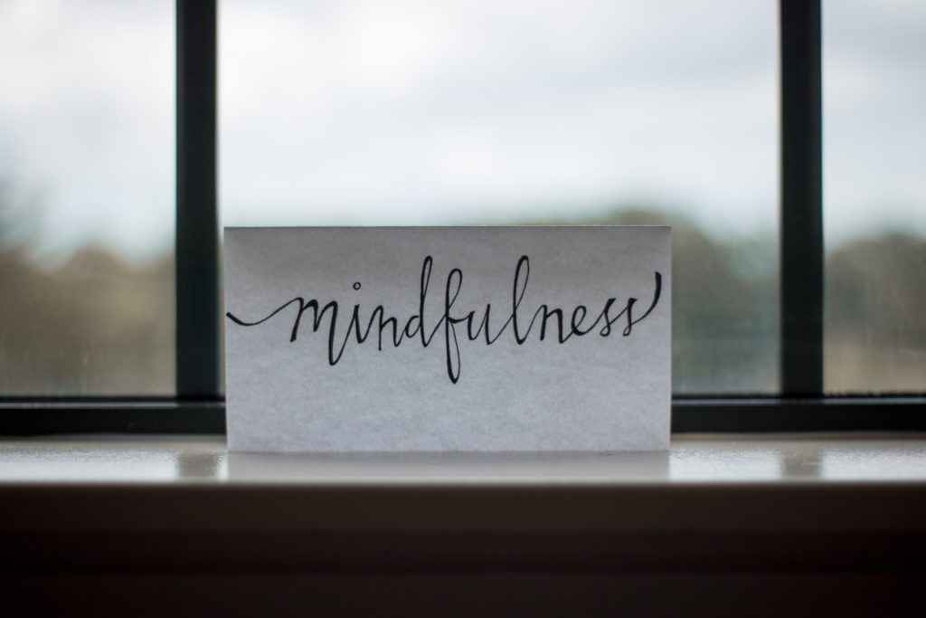 foglio alla finestra con sopra la scritta mindfulness