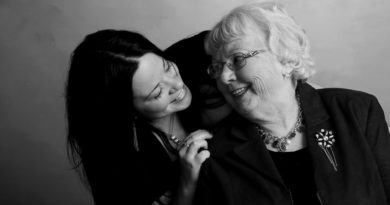 Caregiver parla alla persona con demenza